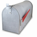 Skrzynka pocztowa amerykańska na słupku jasno-szara z metalową flagą